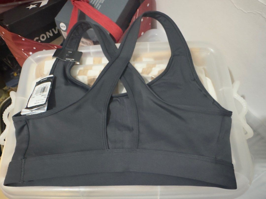 Adidas Sports Bra (Category: Activewear) located in Taguig. Submitted by larrypd (Listing ID 1365475451, Image 2). Description: Medium size Nabili ko ng 50% RFS: Hindi pala kasya 😂🫠.