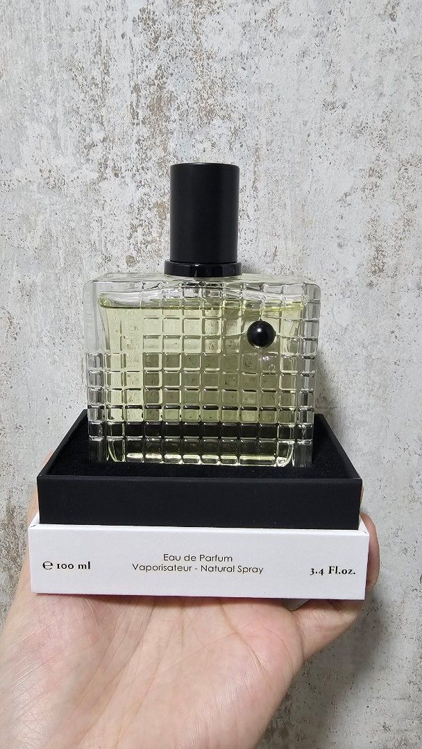 Albert Einstein Quantum (Category: Fragrance & Deodorants) located in Singapore. Submitted by ben.spies (Listing ID 1365407469, Image 1). Description: Quantum is a modern, energetic fragrance that starts with the bright, invigorating notes of bergamot, pineapple, and blackcurrant, bringing an immediate spark of freshness. As it evolves, the heart reveals a blend of orange flower, jasmine, and juniper berry, with a delicate touch of osmanthus, cre