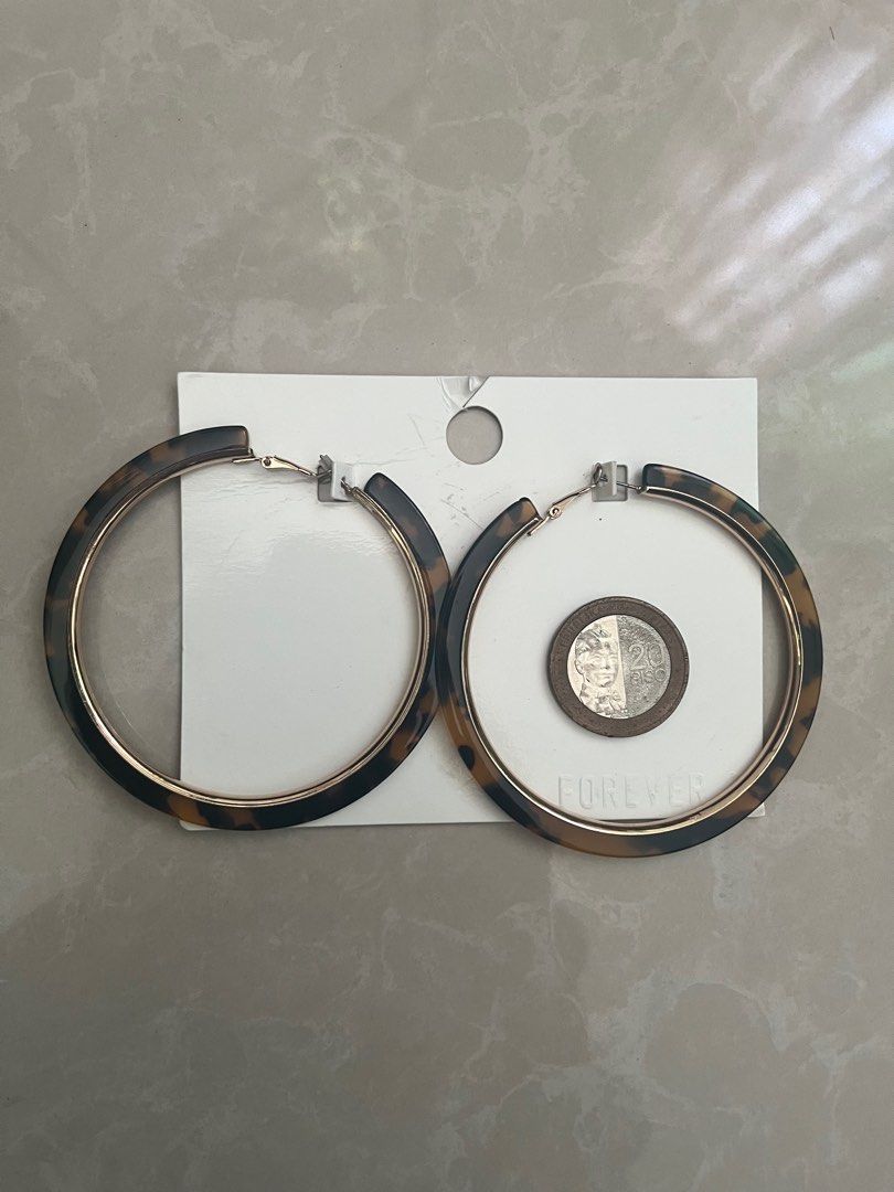 Authentic Forever 21 Animal Print Hoop Earrings (Category: Earrings) located in Manila. Submitted by luckybeee (Listing ID 1365307146, Image 3). Description: Authentic forever 21 hoop earrings Brand new never used. *₱20 coin added for size reference Rfs: never got the chance to use Mop: BDO, BPI, GCash.