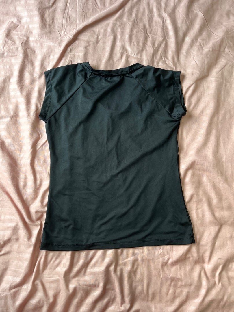 Black workout gym top (Category: Activewear) located in Makati City. Submitted by isso2 (Listing ID 1365328288, Image 2). Description: .