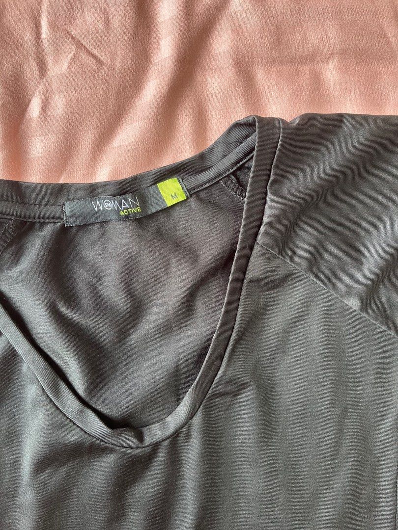 Black workout gym top (Category: Activewear) located in Makati City. Submitted by isso2 (Listing ID 1365328288, Image 3). Description: .