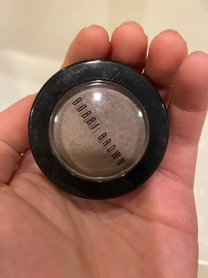 Bobbi Brown Shimmer Wash Eye Shadow (Category: Makeup) located in San Juan City. Submitted by closet.clean.up96 (Listing ID 1365453011, Image 1). Description: Past manuf.