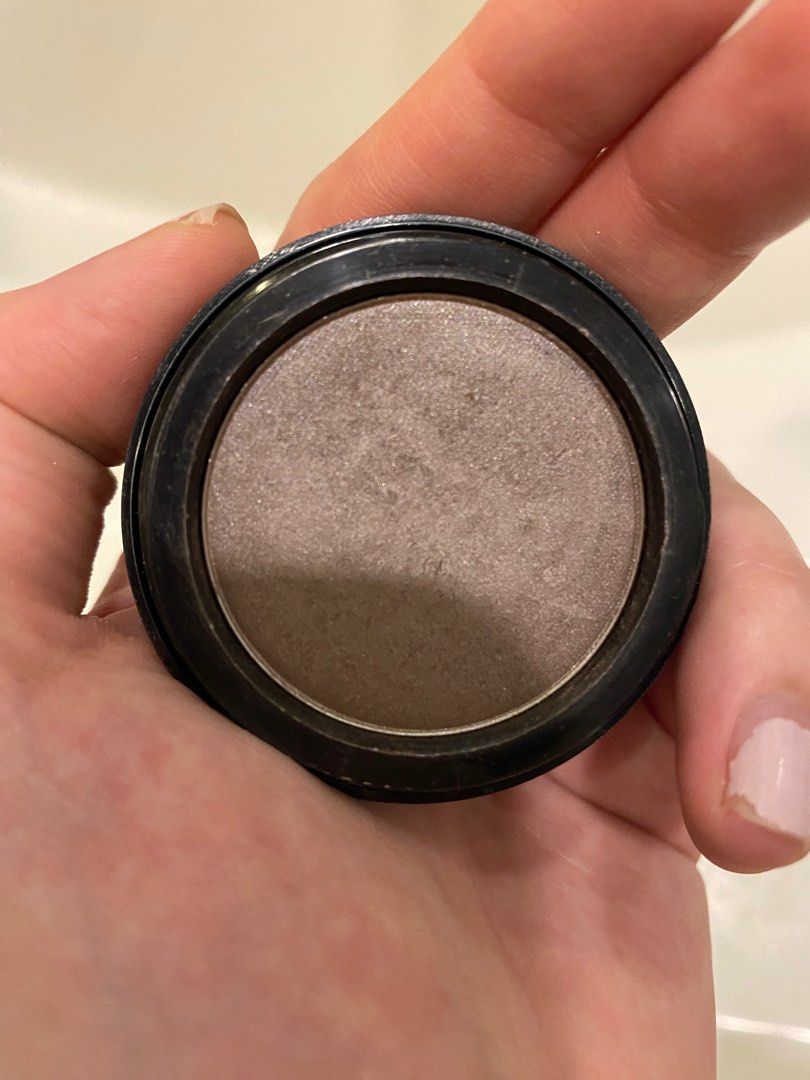 Bobbi Brown Shimmer Wash Eye Shadow (Category: Makeup) located in San Juan City. Submitted by closet.clean.up96 (Listing ID 1365453011, Image 3). Description: Past manuf.