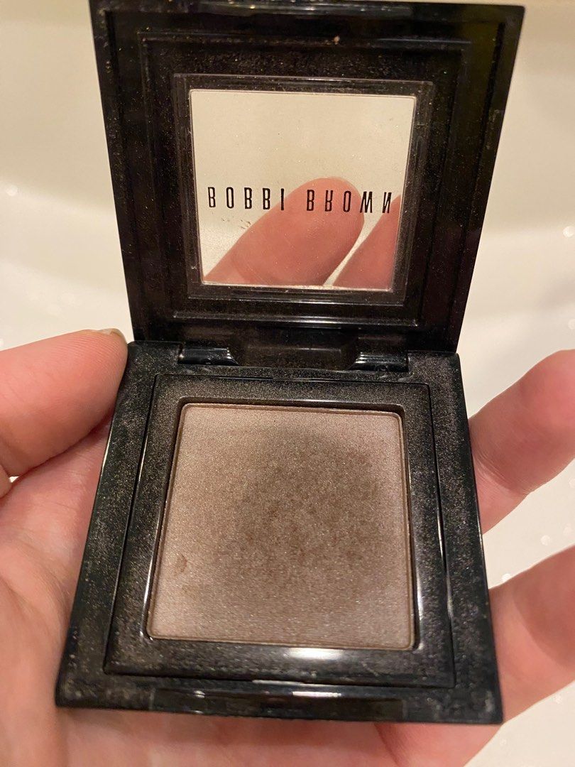 Bobbi Brown Shimmer Wash Eyeshadow (Category: Makeup) located in San Juan City. Submitted by closet.clean.up96 (Listing ID 1365452371, Image 2). Description: Past manuf .