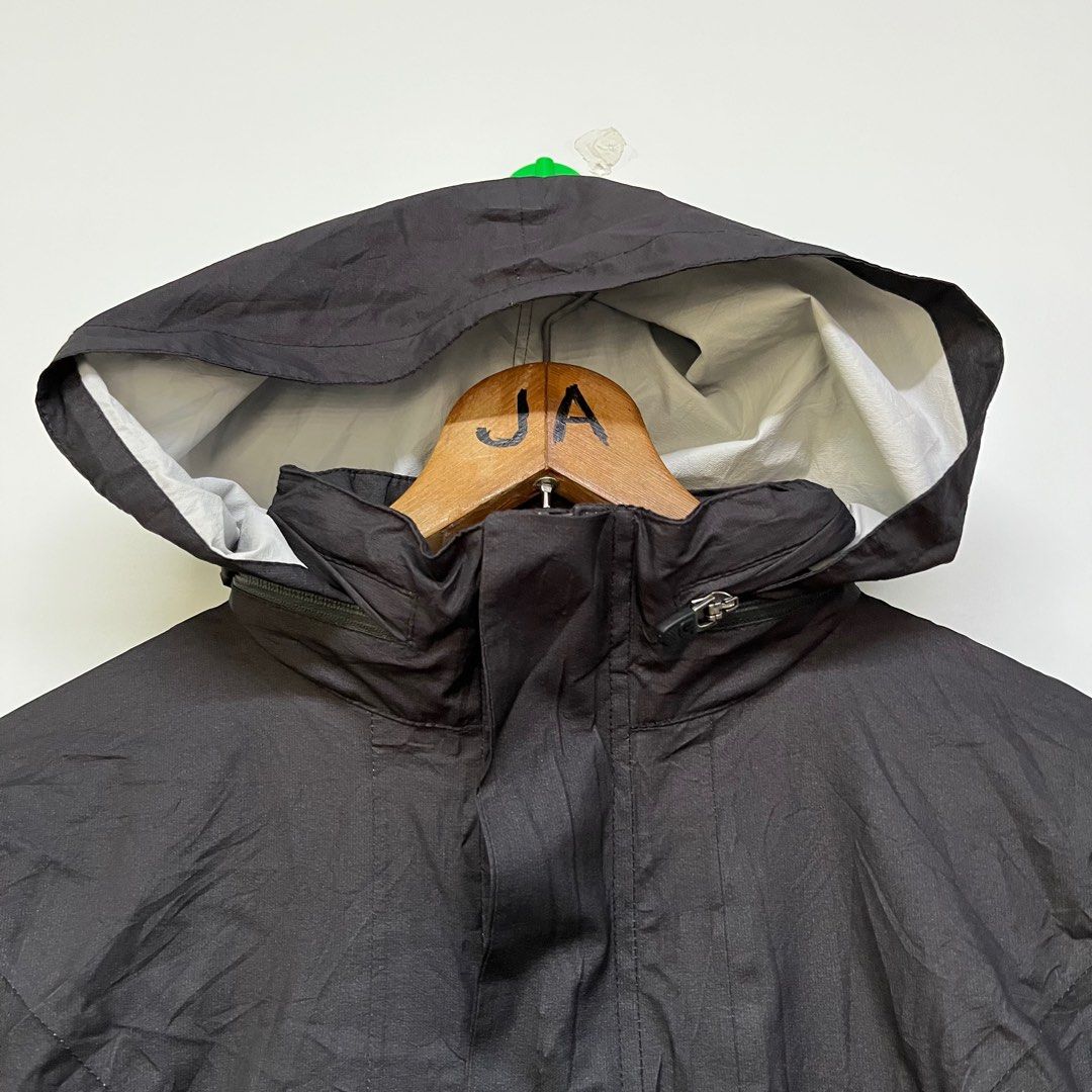 Burton - Free light Rain Jacket (Category: Coats, Jackets and Outerwear) located in Batangas. Submitted by wornwear.ph (Listing ID 1365390368, Image 3). Description: Burton - Free light Rain Jacket Small Youth on tag Fits 8-12 yrs old Width 17 inches Length 21” Sleeves 18” Waterproof / Heavy rain Stowable hood Excellent condition 780 only! .