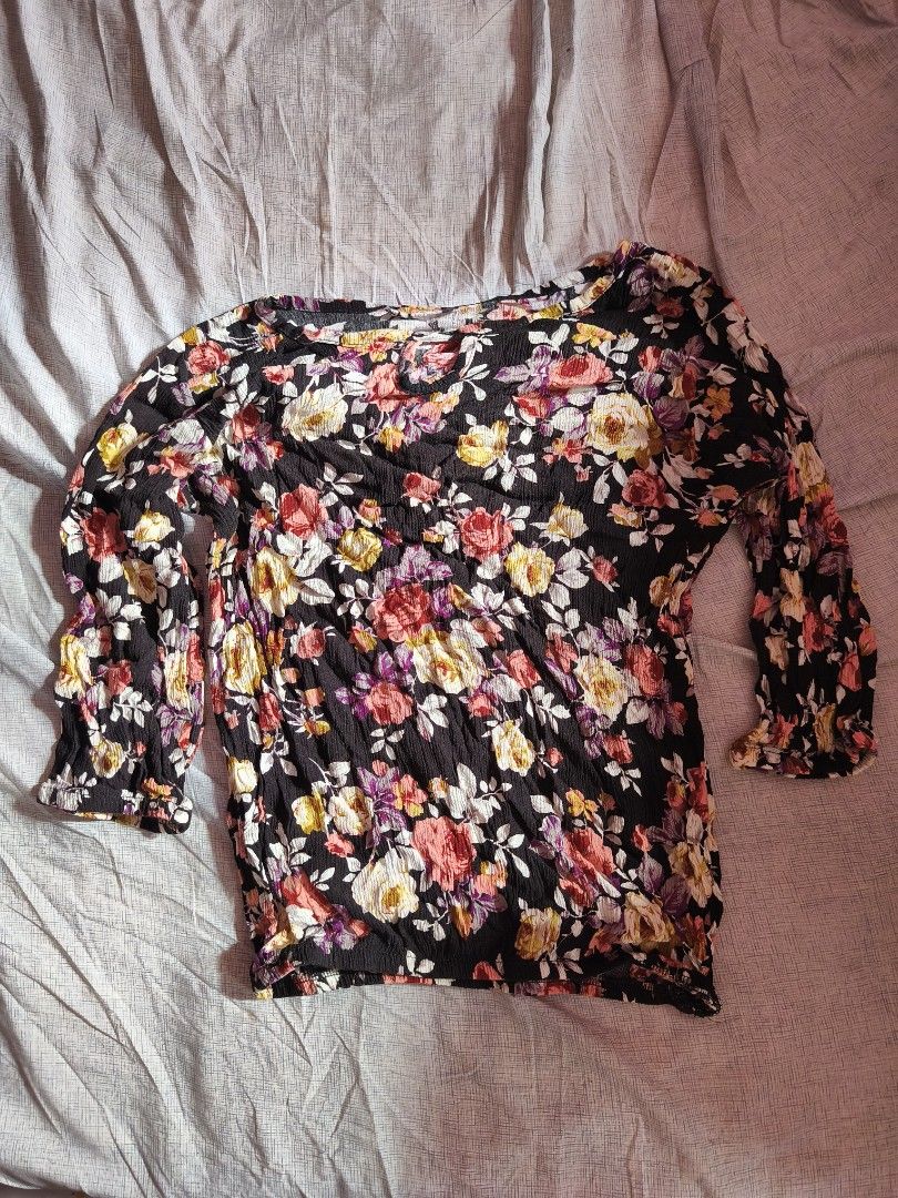 FLORAL BLACK BLOUSE (Category: Blouses) located in Taguig. Submitted by declutterbydebbie (Listing ID 1365367630, Image 2). Description: Medium to LARGE frame.