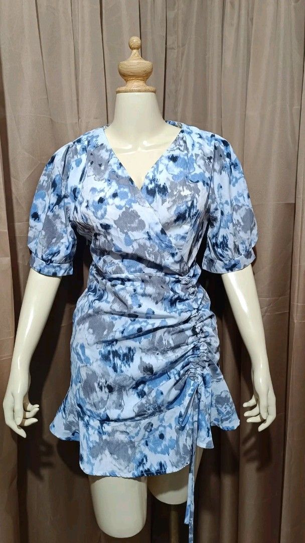 Floral Dress (Category: Dresses) located in Baguio. Submitted by nrcoline (Listing ID 1365337711, Image 1). Description: size LARGE excellent condition.