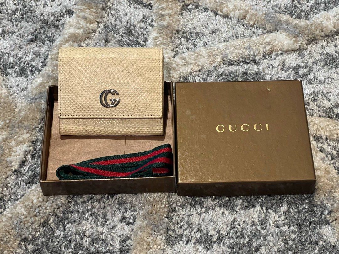 FOR SALE ORIGINAL GUCCI COMPACT WALLET (Category: Luxury Bags & Wallets) located in Caloocan City. Submitted by dandannnn2525 (Listing ID 1365418250, Image 1). Description: Gucci Compact Wallet/Card Holder/Coin Purse Color:Beige/Cream Material: Exotic Leather Condition: Like New Inclusion : Box and Pa ribbon ng box.