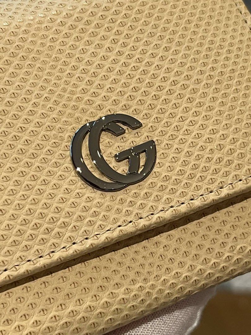 FOR SALE ORIGINAL GUCCI COMPACT WALLET (Category: Luxury Bags & Wallets) located in Caloocan City. Submitted by dandannnn2525 (Listing ID 1365418250, Image 2). Description: Gucci Compact Wallet/Card Holder/Coin Purse Color:Beige/Cream Material: Exotic Leather Condition: Like New Inclusion : Box and Pa ribbon ng box.
