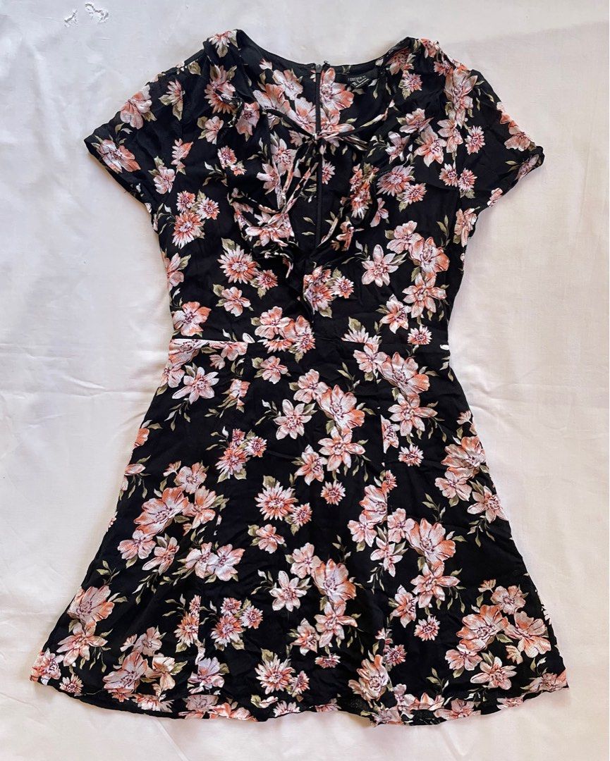 Forever 21 low cut mini dress (Category: Dresses) located in Santa Margarita. Submitted by vstrove (Listing ID 1365419941, Image 1). Description: FREE SHIPPING Flaw: see last photo other than that, dress is in good condition Black floral Cute ruffle and tie front detail .