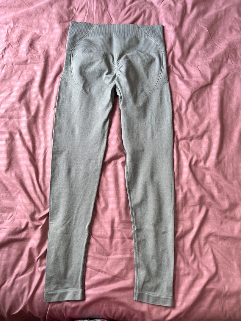 Green workout bottoms leggings (Category: Activewear) located in Makati City. Submitted by isso2 (Listing ID 1365327971, Image 2). Description: Buttocks area has a definite shape structure. Fits small.