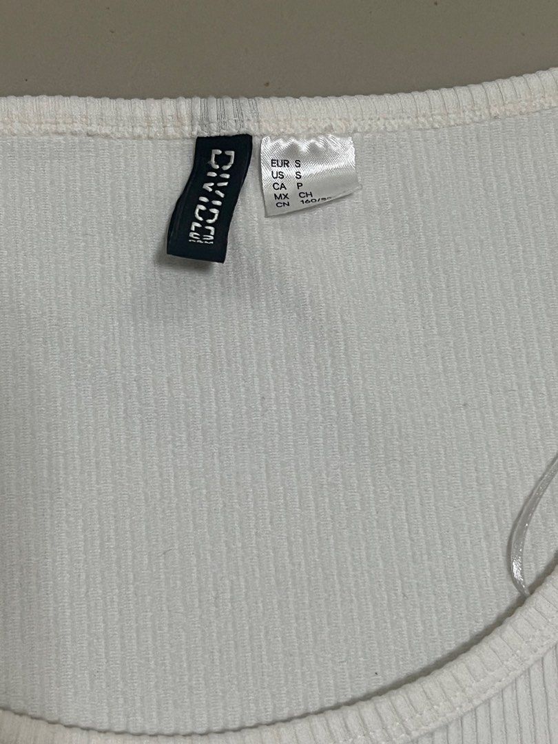 H&M Longsleeve Top with Issue (minimal) | Crop (Category: Longsleeves) located in Angeles City. Submitted by loooppyy (Listing ID 1365413983, Image 2). Description: Issue indicated sa photo. Hindi naman halata, ma ffix pa siya onting laba lang. But id rather give it free since may issue. Purchase 2 items from my listing^^ .