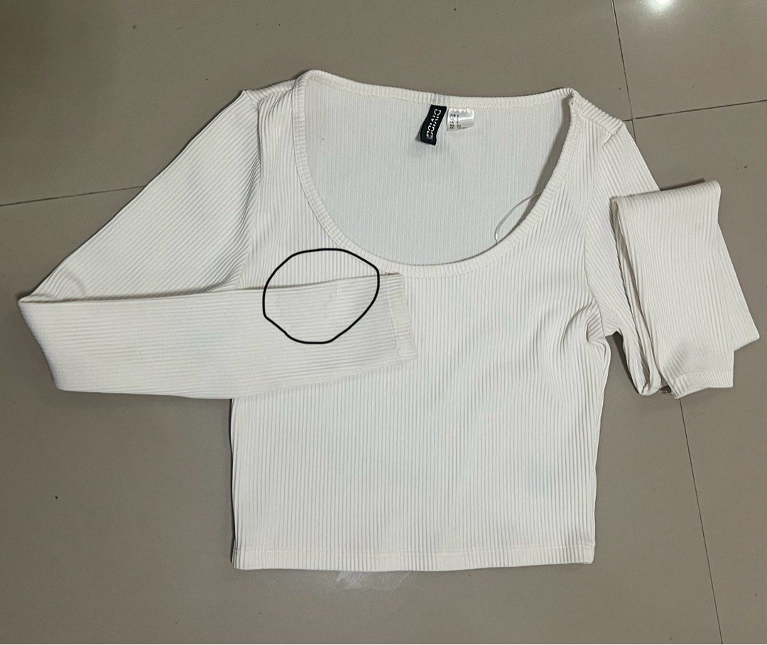 H&M Longsleeve Top with Issue (minimal) | Crop (Category: Longsleeves) located in Angeles City. Submitted by loooppyy (Listing ID 1365413983, Image 1). Description: Issue indicated sa photo. Hindi naman halata, ma ffix pa siya onting laba lang. But id rather give it free since may issue. Purchase 2 items from my listing^^ .