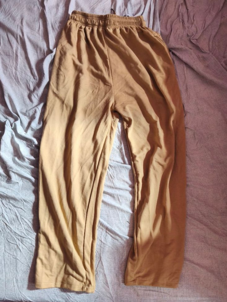 JOGGER PANTS NEW (Category: Other Bottoms) located in Taguig. Submitted by declutterbydebbie (Listing ID 1365369479, Image 1). Description: Medium to Large.