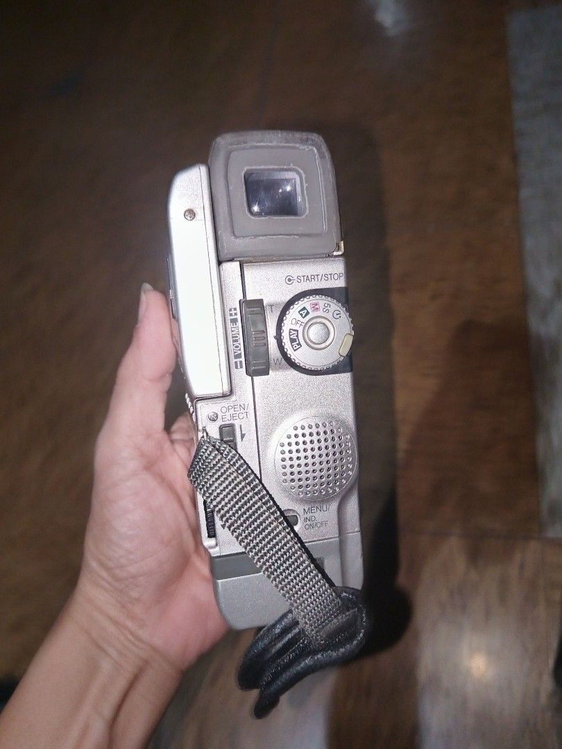 JVC DIGITAL VIDEO CAMERA (DEFECTIVE) (Category: Portable Music Players) located in Quezon City. Submitted by kuuselasy53849 (Listing ID 1365436027, Image 3). Description: GUMAGANA PERO MY DEFECT, PAAYOS NU OR FOR COLLECTION. PRICE IS FIRM, ALREADY PRICE REDUCTION.