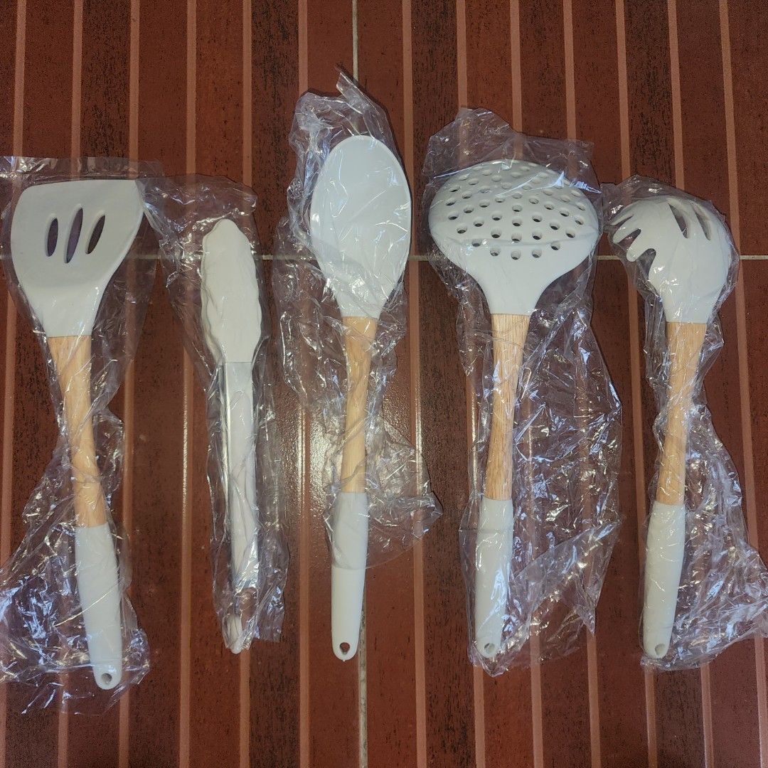Kitchenware Set (Category: Cookware & Accessories) located in Bulacan. Submitted by leileilei09 (Listing ID 1365319491, Image 2). Description: - brandnew!.