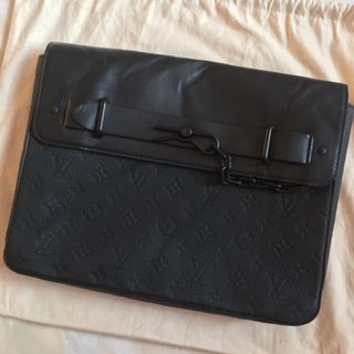LV Pochette