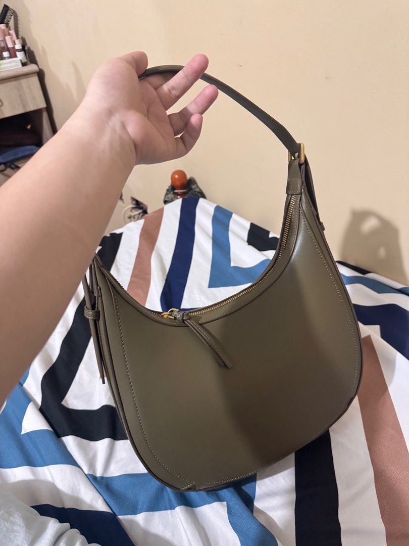 MANGO OVAL SHOULDER BAG (Category: Luxury Bags & Wallets) located in Muntinlupa City. Submitted by hannahbeeee (Listing ID 1363274496, Image 2). Description: Used only twice Spacious inside Description: Solid tone oval Shaped faux leather shoulder bag Polyurethane Zip Closure Lined interior 1 main zip compartment 1 interior zip pocket Adjustable single grab handle Dimensions: L31cm x H26cm x W9cm With paper bag and Tag.