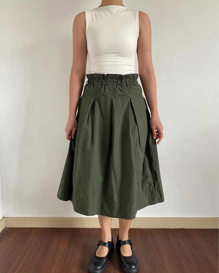 Navy green Uniqlo skirt (Category: Skirts) located in Paranaque City. Submitted by mariesthings (Listing ID 1365375867, Image 1). Description: - waist 26, length 29 - bought from @picnicmood on IG - still in very good condition! - fits XS/S - RFS: impulse buy, decluttering .