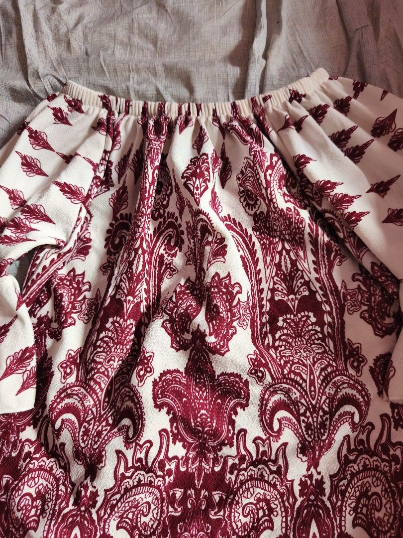 OFF SHOULDER BLOUSE FLORAL (Category: Blouses) located in Taguig. Submitted by declutterbydebbie (Listing ID 1365368303, Image 3). Description: Off shoulder Large to XL.
