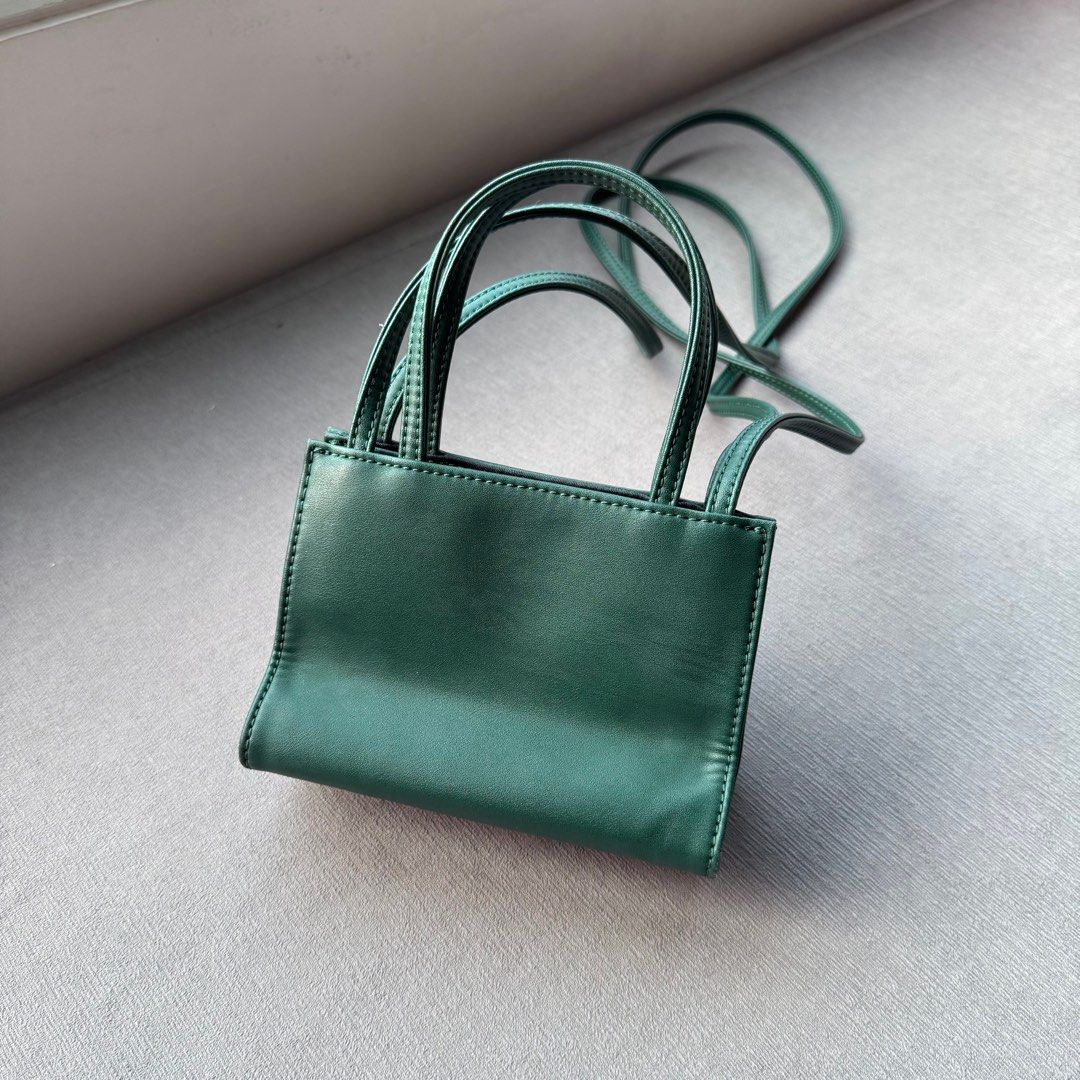 Telfar olive green small shopping bag (Category: Luxury Bags & Wallets) located in San Juan City. Submitted by markbuls (Listing ID 1365391265, Image 3). Description: Barely used Telfar olive green small shopping bag bought from Telfar website. Could show the email receipt if needed. Dust bag included. No issues and no scratches..