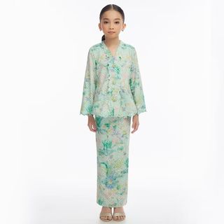(Category: ) located in . Submitted by ssrwardrobe (Listing ID 1365410237, Image 1). Description: .