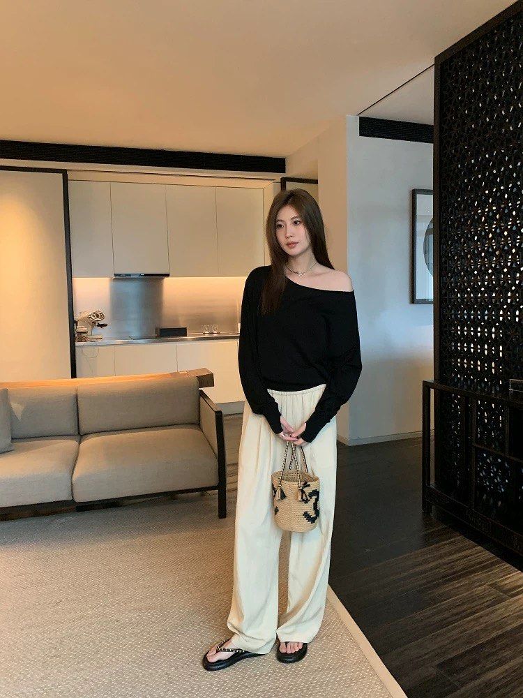 Wide Shoulder Long Sleeves Tencel Top (Category: Longsleeves) located in Singapore. Submitted by mommystote (Listing ID 1365321460, Image 2). Description: ✨Wide Shoulder Long Sleeves Tencel Top✨ Preorder • arrives in about two weeks Sizing ➕length ➕shoulder ➕chest M:61,64,116 L:63,65,120 This T-shirt can be worn normally or off the shoulder. Made from Tencel fabric, it’s soft and drapes smoothly. It feels light and burden-free on the body, offeri