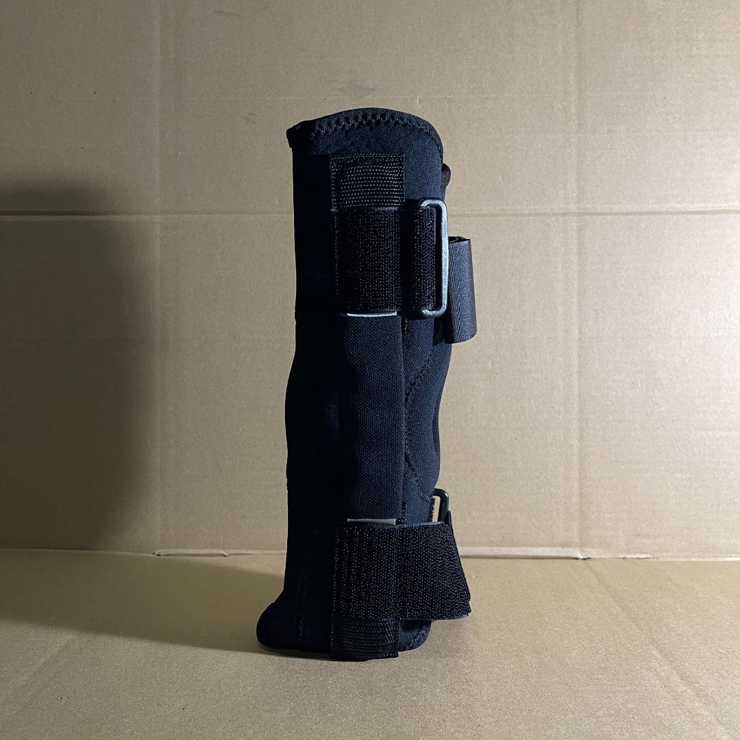 AQ Hinged Knee Brace (Category: Other Sports Equipment and Supplies) located in Pasig City. Submitted by sriplace (Listing ID 1365487502, Image 3). Description: AQ Hinged Knee Brace Features: Double hinges of lightweight aluminum for maximal support Adjustable velcro straps for enforcing stability The design of the open patella with pad reduces compression but providing better alignment of the patella Aerated neoprene reduces excessive heat built