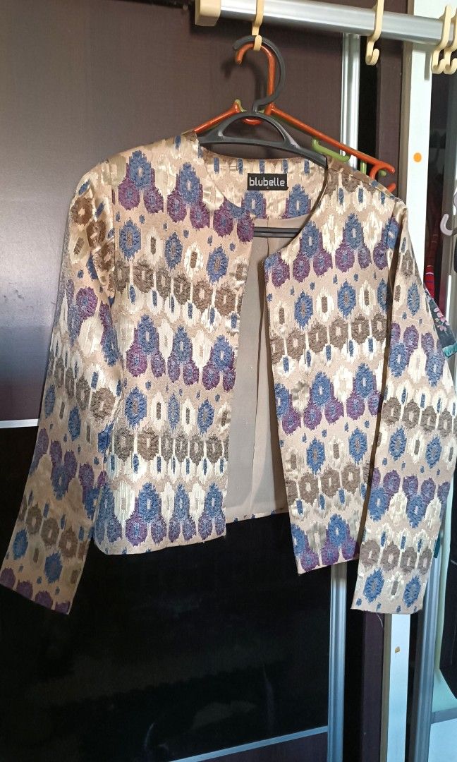 Batik jacket (Category: Coats, Jackets and Outerwear) located in Kajang. Submitted by cik_nookies (Listing ID 1365601215, Image 1). Description: jarang sangat guna pos add rm5.