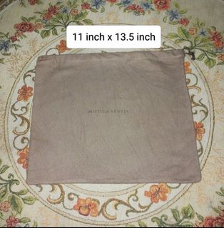 (Category: ) located in . Submitted by luxuryaccessories_ella.2022 (Listing ID 1258348202, Image 1). Description: .