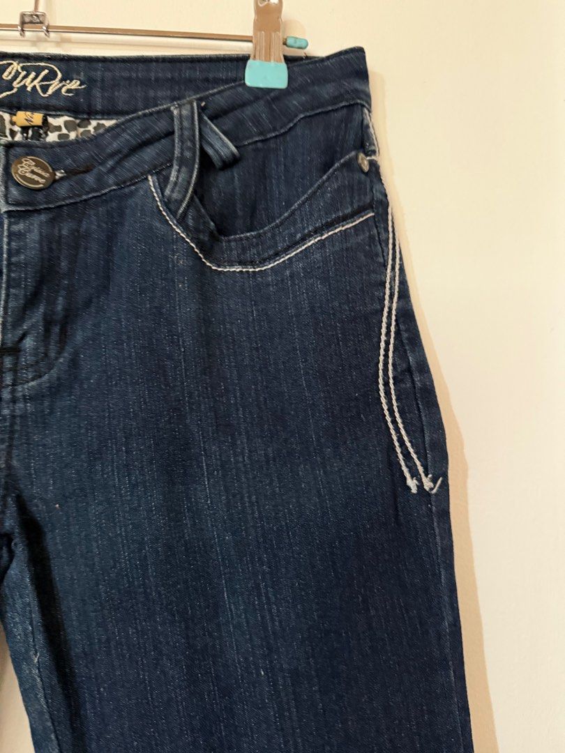Crissa Curve Denim Jeans (Category: Jeans) located in Quezon City. Submitted by corncarts (Listing ID 1365644226, Image 2). Description: Size 29 on tag Stretchy denim Two front and two back pockets Contrast stitching details.