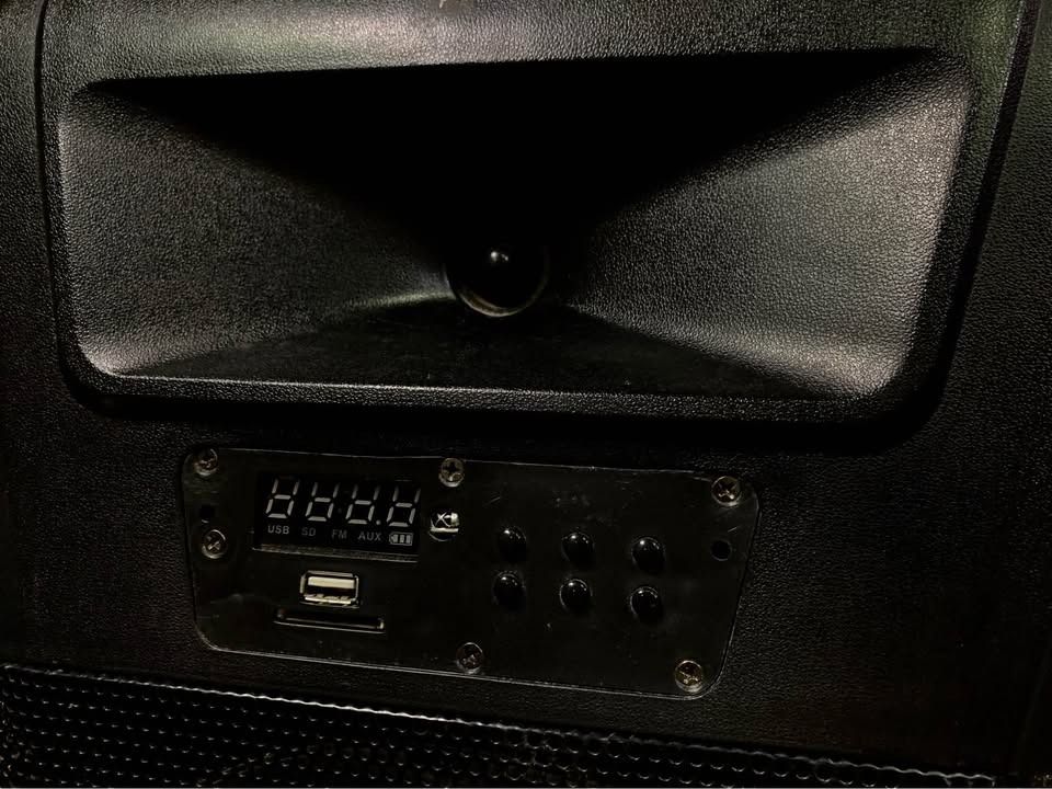 dBAUDIO BlueRunner-10 Portable Mobile Bluetooth Party Speaker (Category: Soundbars, Speakers & Amplifiers) located in Pasay City. Submitted by meostore (Listing ID 1365516839, Image 3). Description: -Series model: BlueRunner-10 -Brand: dBAUDIO -Functions: Bluetooth; USB IN; FM Tuner; Guitar IN; MIC IN NOTE: Unit has existing issues on its ECHO BUTTON (not clear echo). Please expect minimal markings on some portions of the unit..