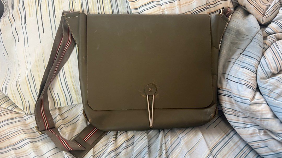 Fino Leatherware Laptop Messenger Bag (Category: Laptop Bags & Sleeves) located in Cainta. Submitted by miss_butterball (Listing ID 1365497245, Image 1). Description: Signs of usage, please see photos for reference Fits Macbook Air as seen in photo Available for meetup or shipping via GogoXpress, J&T, or same day.