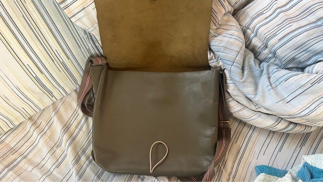 Fino Leatherware Laptop Messenger Bag (Category: Laptop Bags & Sleeves) located in Cainta. Submitted by miss_butterball (Listing ID 1365497245, Image 3). Description: Signs of usage, please see photos for reference Fits Macbook Air as seen in photo Available for meetup or shipping via GogoXpress, J&T, or same day.