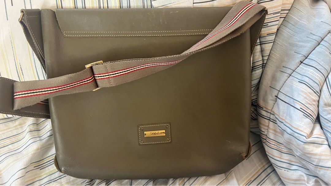 Fino Leatherware Laptop Messenger Bag (Category: Laptop Bags & Sleeves) located in Cainta. Submitted by miss_butterball (Listing ID 1365497245, Image 2). Description: Signs of usage, please see photos for reference Fits Macbook Air as seen in photo Available for meetup or shipping via GogoXpress, J&T, or same day.