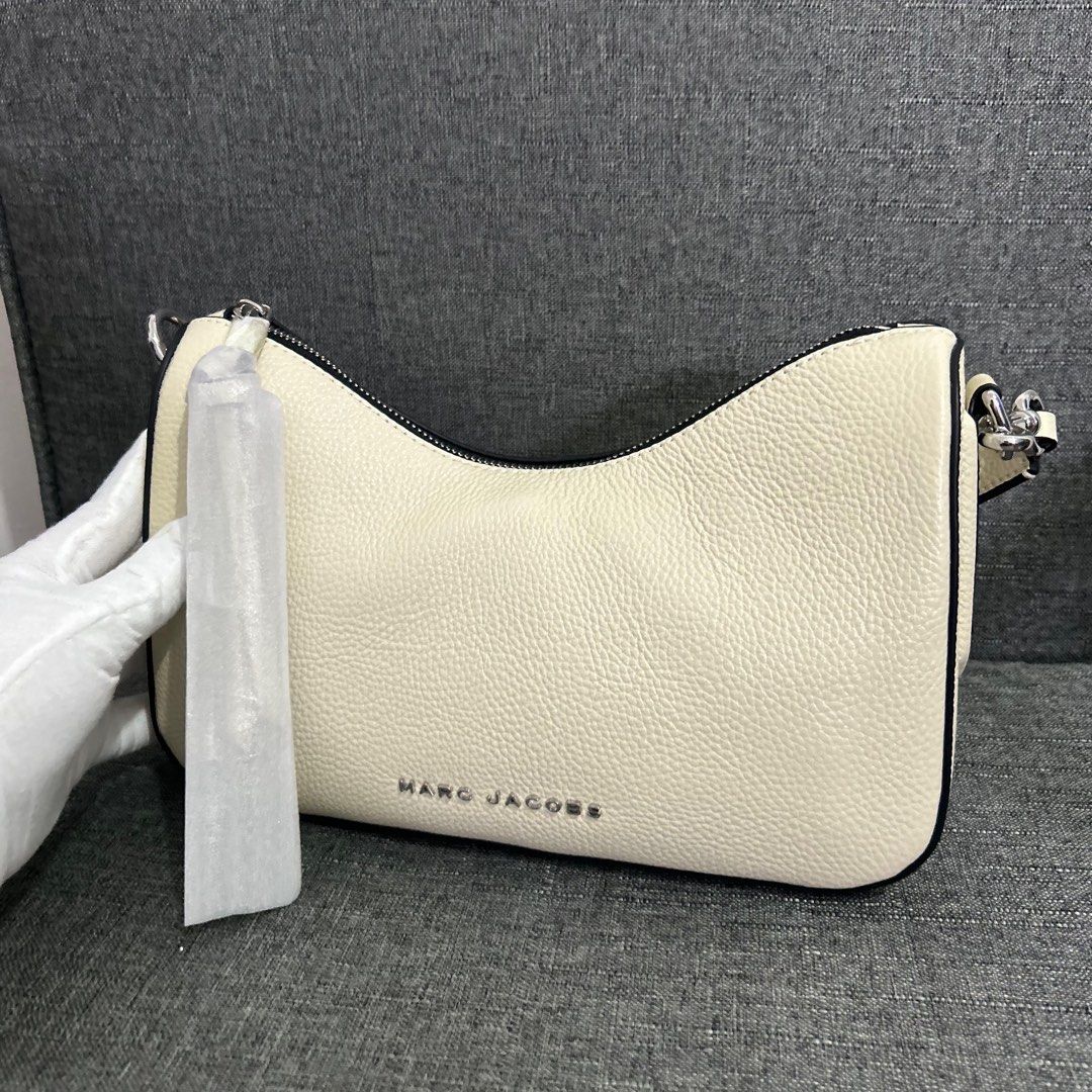 MJ - Marc Jacobs Large Drifter (Category: Luxury Bags & Wallets) located in Quezon City. Submitted by luxurybyluci (Listing ID 1365637986, Image 2). Description: Marc Jacobs Large Drifter With inclusions 100% Authentic .