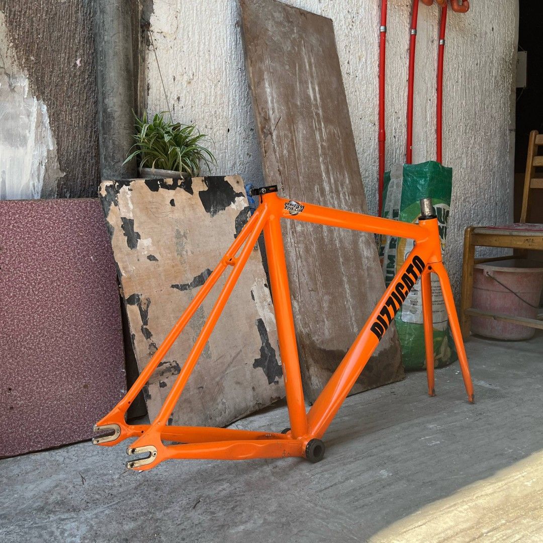 Pizzicato T1 frameset (Category: Bicycles) located in Quezon City. Submitted by dextermiguel_21 (Listing ID 1365506298, Image 3). Description: Pizzicato T1 fixed gear frameset size 52 with Pizz seatclamp and headset - 8500 php rfs: quit bike.