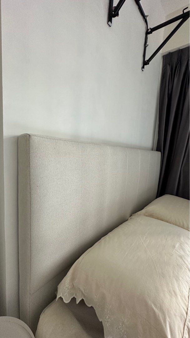 Queen sized Bedframe65075081016322112