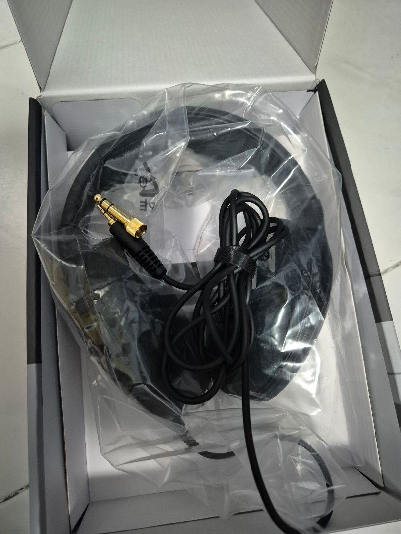 Sennheiser 560S (Category: Headphones & Headsets) located in Singapore. Submitted by unkownblader (Listing ID 1365502289, Image 1). Description: New in box, tested working fine..