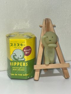 smiski ‘looking out’ hipper