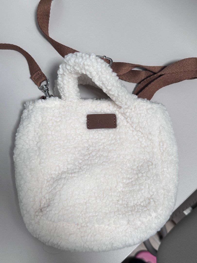 UGG bag （分類：手袋及銀包）位於 Hong Kong。 由 cyc0809 提交（商品編號 1365613628，圖片 1）。簡介： 。