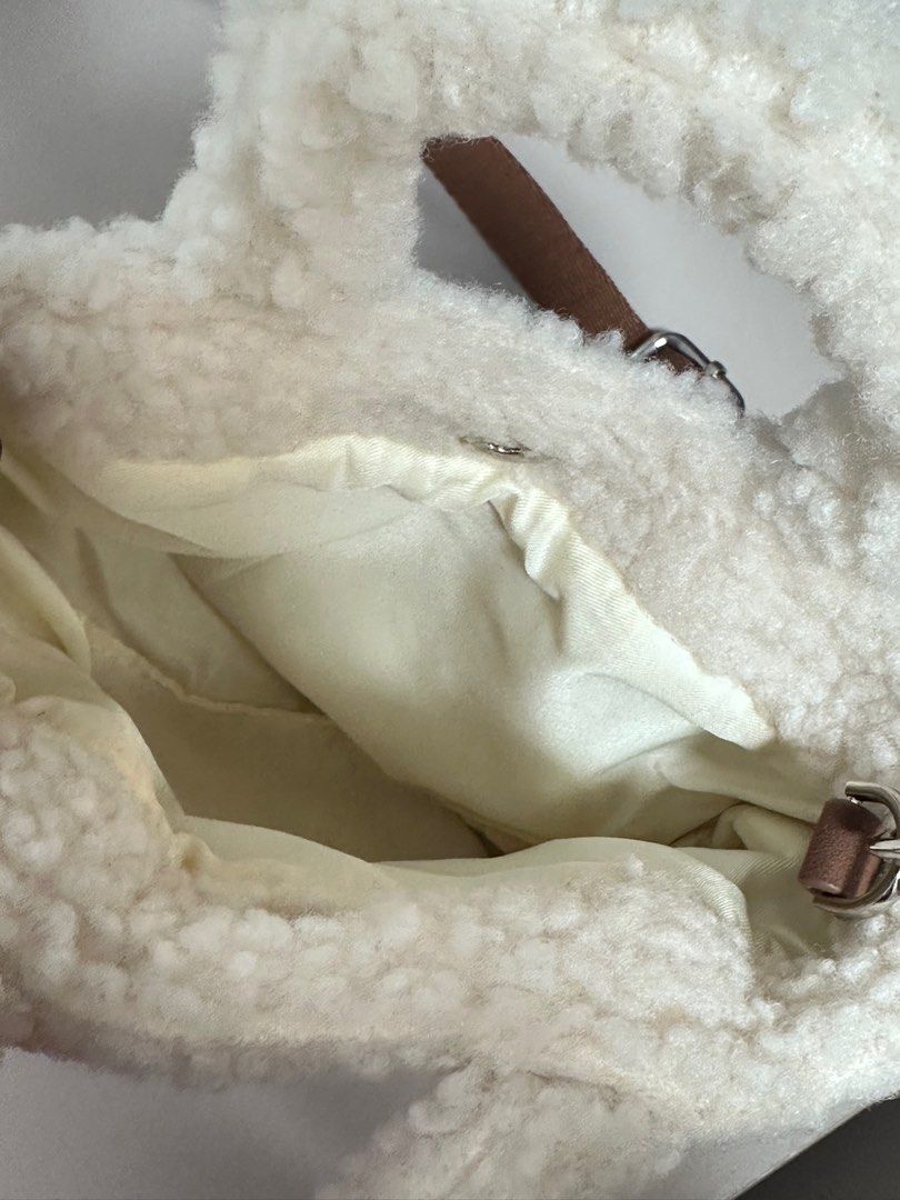 UGG bag （分類：手袋及銀包）位於 Hong Kong。 由 cyc0809 提交（商品編號 1365613628，圖片 2）。簡介： 。