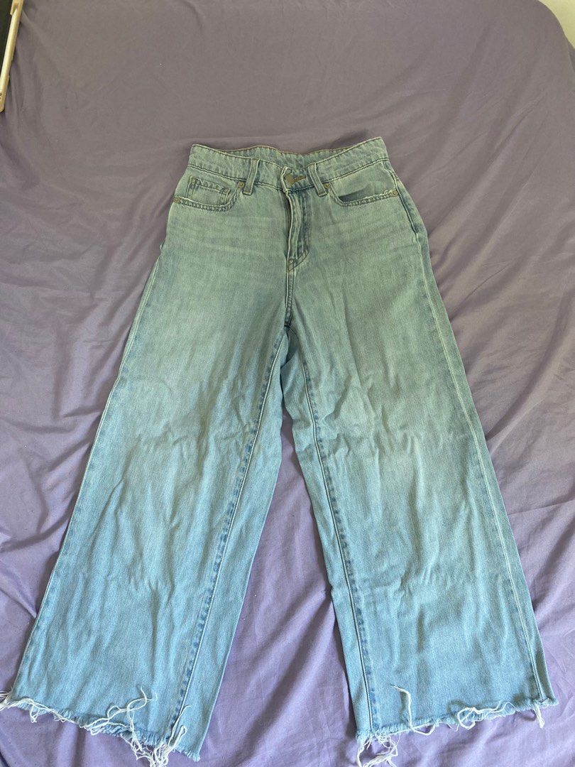uniqlo wideleg pants (Category: Jeans) located in San Isidro. Submitted by declutterwithmmeee (Listing ID 1365491922, Image 1). Description: preloved not thrifted can fit up to size 22-23 highwaisted.
