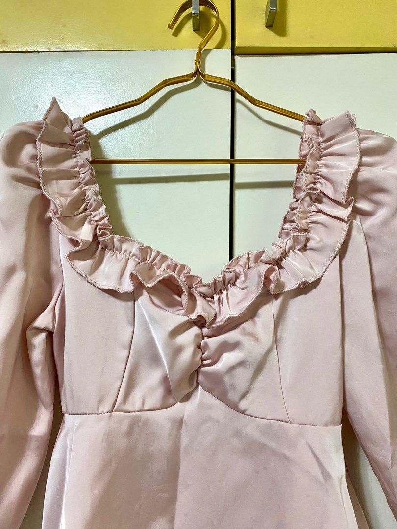 Baby Pink Silk Blouse (Category: Blouses) located in Pasig City. Submitted by espnyl07 (Listing ID 1365704159, Image 3). Description: Ang ganda nito 😍 Baby Pink Silk Long Sleeve Blouse ✔️S to Semi L .