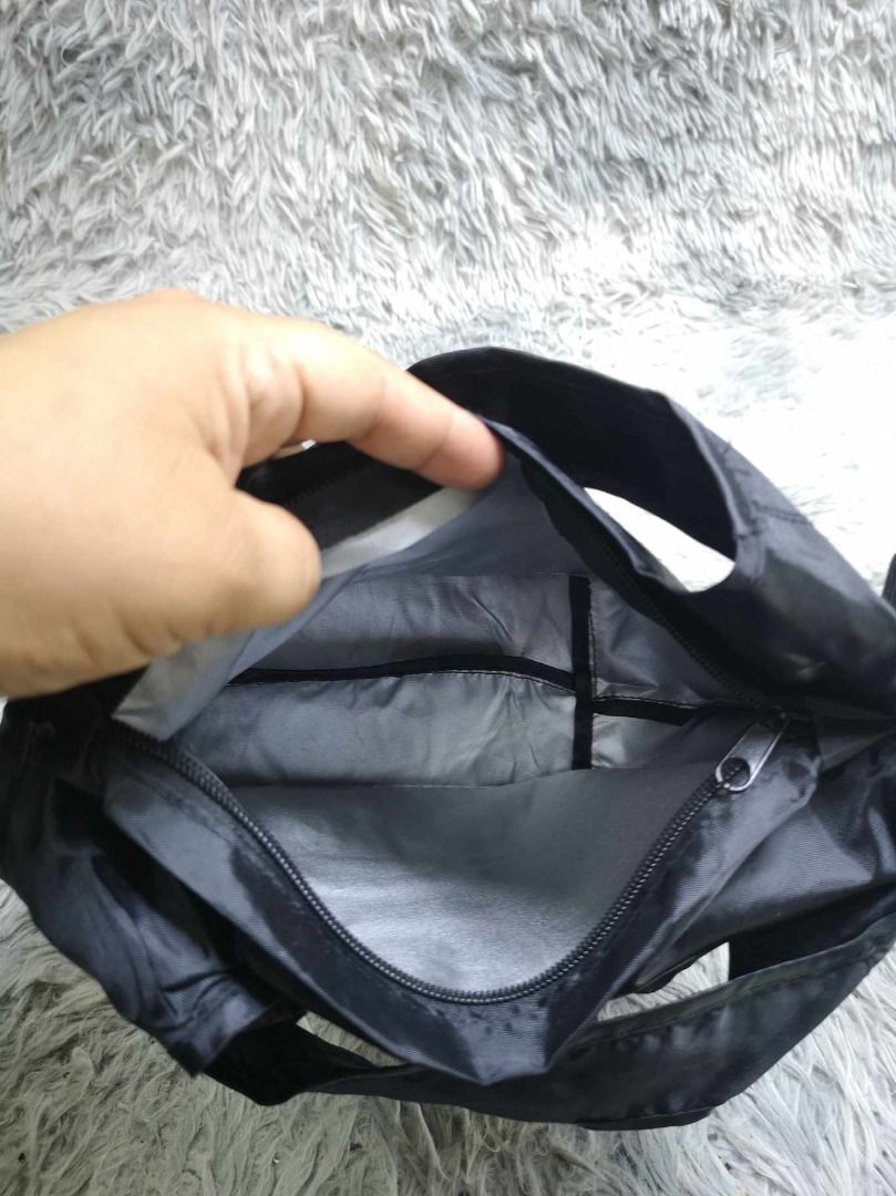 Black Foldable Lunch Bag (Category: Food Organization & Storage) located in Santa Cruz. Submitted by jmy_surplus.2 (Listing ID 1365694045, Image 3). Description: Size ; L - 8 W - 11.4 Color ; Black Type ; Lunch bag Brand ; No brand Material ; Nylon Style ; Black Lunch bag LR 79 JMY 4.