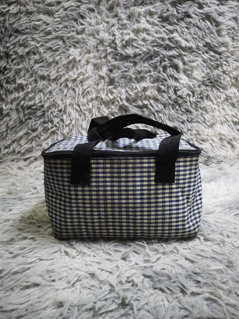 Blue Checkered Zip Around Lunch Bag (Category: Food Organization & Storage) located in Santa Cruz. Submitted by jmy_surplus.2 (Listing ID 1365686421, Image 1). Description: Size ; L - 6 W - 9 Color ; Blue Type ; Lunch Bag Brand ; No brand Material ; Nylon Style ; Blue Lunch Bag LR 79 JMY 4.