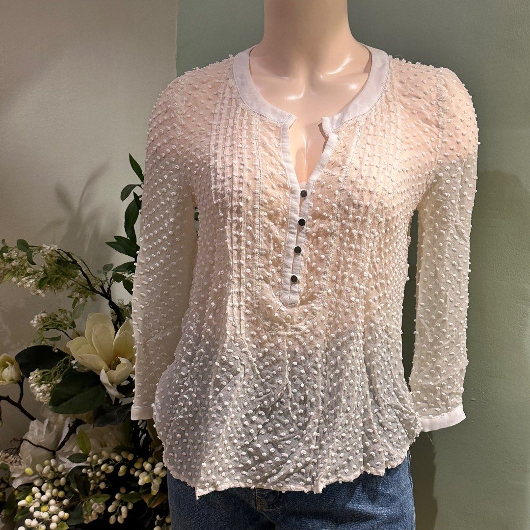 Classy White MANGO MNG Longsleeve Button-down Blouse (Category: Blouses) located in Antipolo. Submitted by raines.picks (Listing ID 1365816307, Image 2). Description: - Small on tag. fits xs-s - Sheer (see-through), but super sexy - Slightly Strechable material.