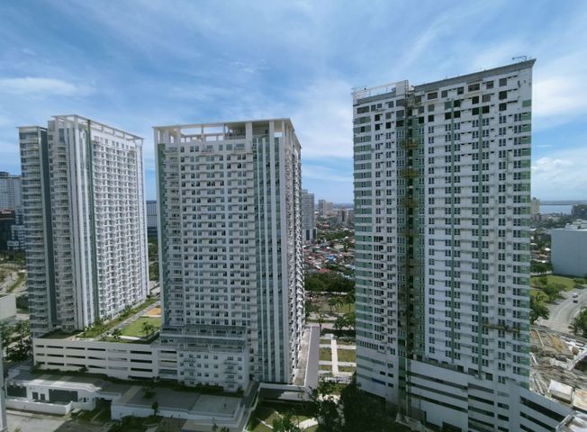 CONDO-SOLINEA STUDIO FOR SALE (Category: Apartments & Condos) located in Makati City. Submitted by kunh911997333 (Listing ID 1365741039, Image 1). Description: RFO BRAND NEW SOLINEA STUDIO FOR SALE, Cebu City TOWER: 4 Palatine LOCATION: Cebu Ayala Mall TOWER/PHASE: Tower 4 Palatine FLOOR:27 FLOOR AREA: 25 SQM BEDROOMS: 1 TOILET AND BATH: 1 TURNOVER:Q2 2025 NET PRICE: 4.5M(negotiable) Available for both local and foreign buyers. DIRECT TO OWNER op