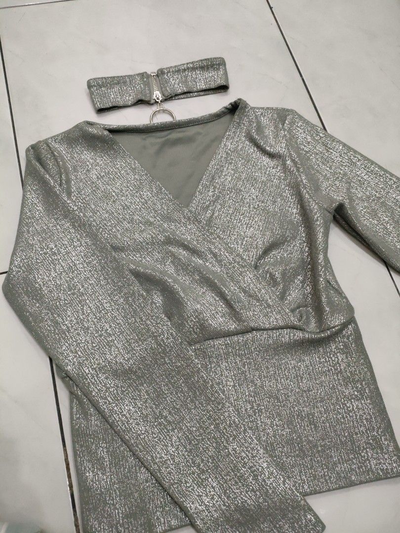 Grey glitter silver mewah (Kategori: Atasan) berada di Medan. Dikirim oleh minionbiru (ID iklan 1365787305, Gambar 3). Deskripsi: Jual rugi dapet kalung leher juga bahan tebal bagus, stretch belum pernah di pakai referensi size model : 160cm/51kg.