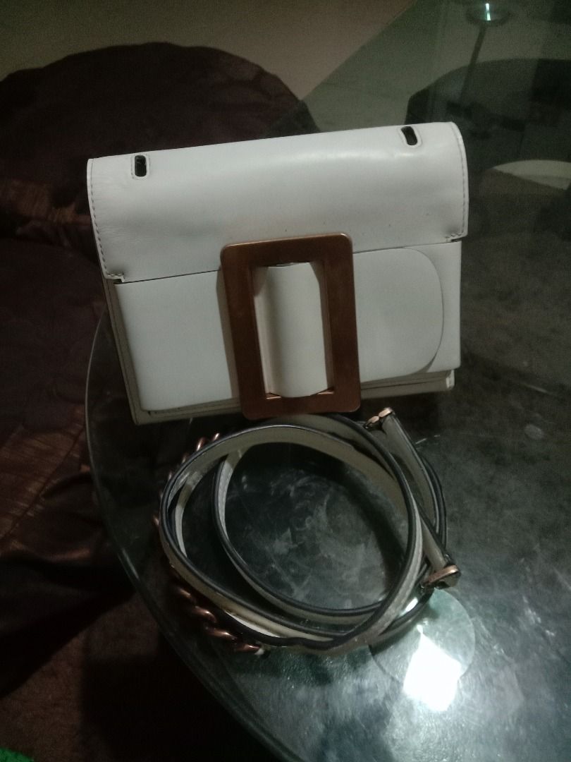 GUARANTEED AUTHENTIC BOYY SLING BAG (Category: Luxury Bags & Wallets) located in Bay. Submitted by bunyeaimeevanessa150 (Listing ID 1365774191, Image 2). Description: Authentic good as new .